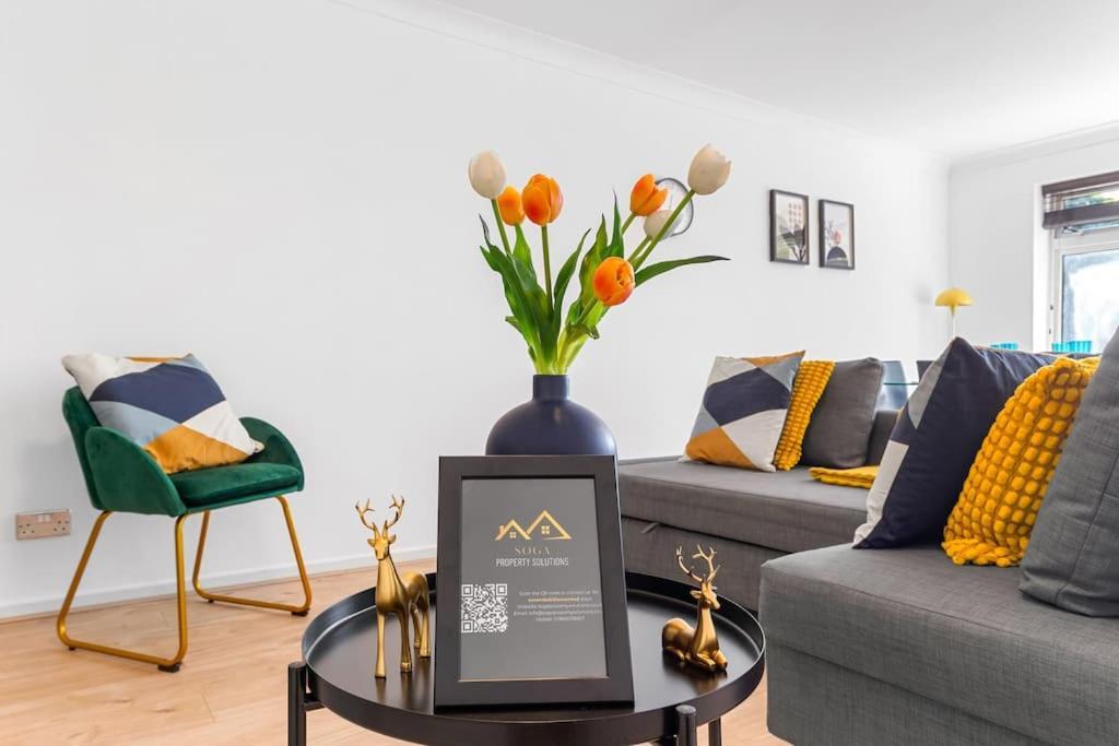 Tranquil Escape In Hertfordshire, Free Parking, 2 Bed, 2 Bath, Sleeps 6 Bushey Zewnętrze zdjęcie