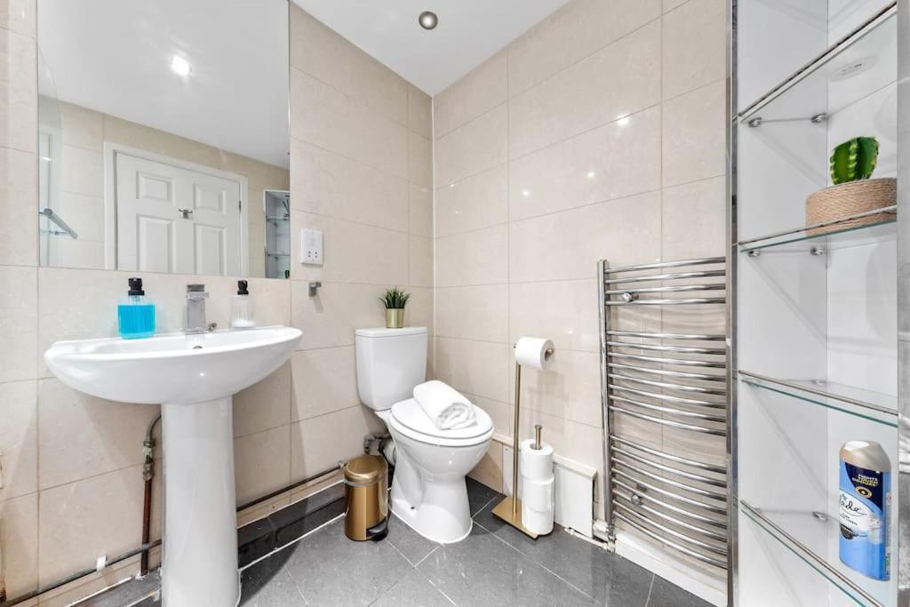 Tranquil Escape In Hertfordshire, Free Parking, 2 Bed, 2 Bath, Sleeps 6 Bushey Zewnętrze zdjęcie