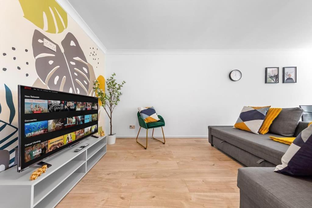 Tranquil Escape In Hertfordshire, Free Parking, 2 Bed, 2 Bath, Sleeps 6 Bushey Zewnętrze zdjęcie