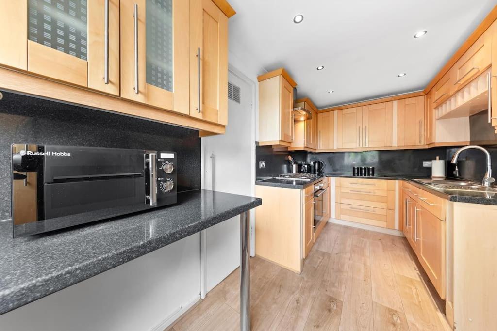 Tranquil Escape In Hertfordshire, Free Parking, 2 Bed, 2 Bath, Sleeps 6 Bushey Zewnętrze zdjęcie
