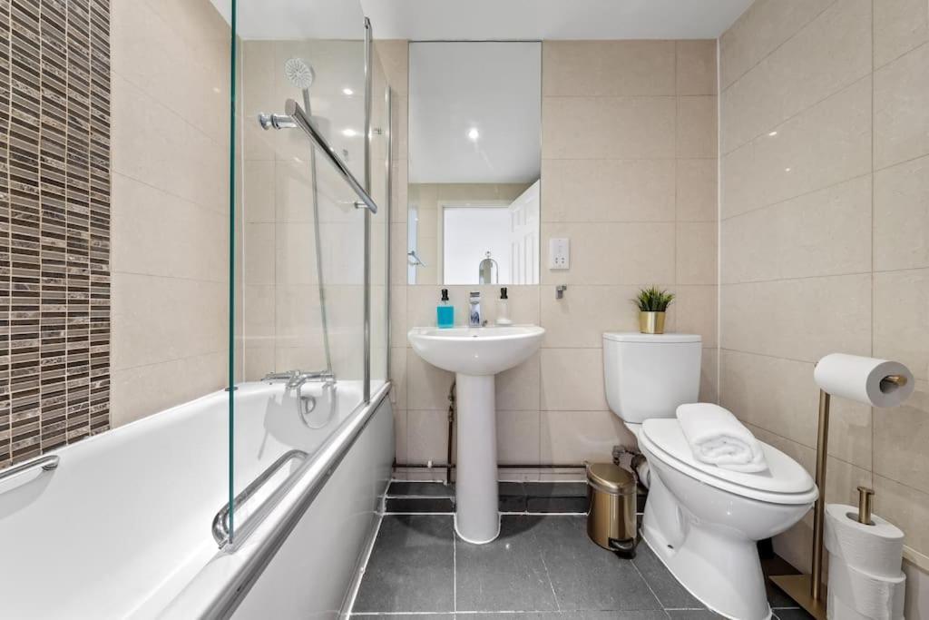 Tranquil Escape In Hertfordshire, Free Parking, 2 Bed, 2 Bath, Sleeps 6 Bushey Zewnętrze zdjęcie