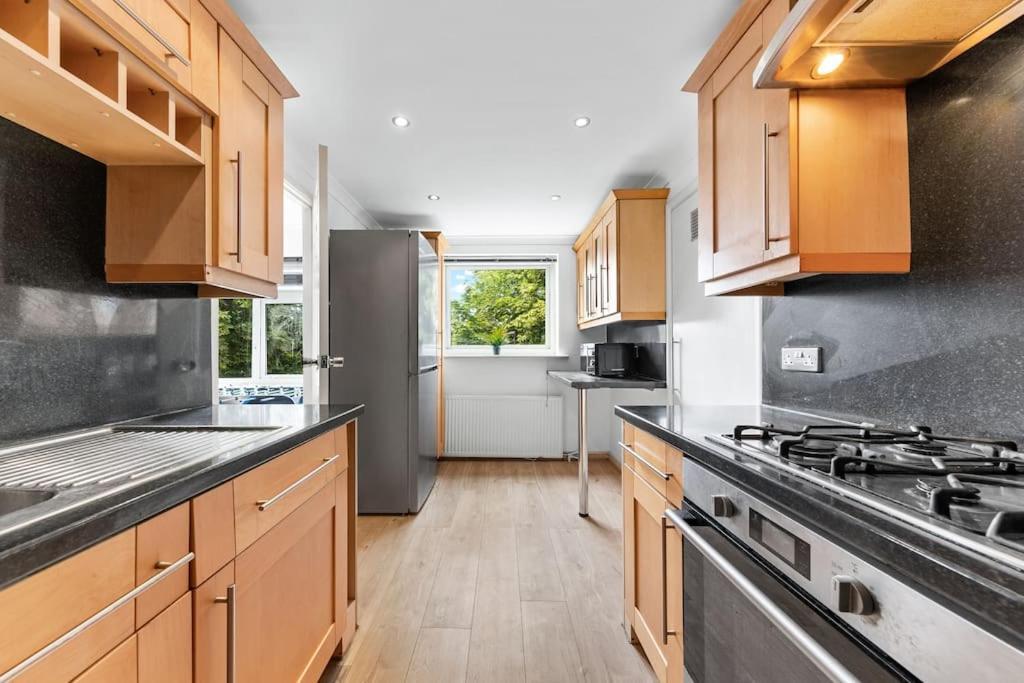 Tranquil Escape In Hertfordshire, Free Parking, 2 Bed, 2 Bath, Sleeps 6 Bushey Zewnętrze zdjęcie