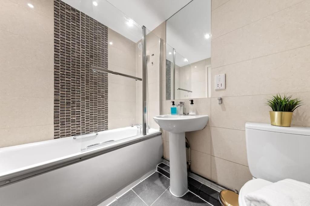 Tranquil Escape In Hertfordshire, Free Parking, 2 Bed, 2 Bath, Sleeps 6 Bushey Zewnętrze zdjęcie