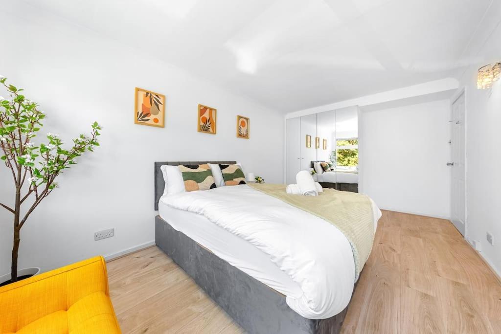 Tranquil Escape In Hertfordshire, Free Parking, 2 Bed, 2 Bath, Sleeps 6 Bushey Zewnętrze zdjęcie